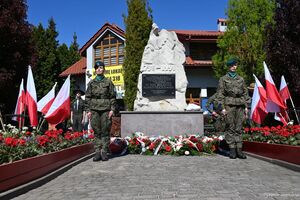Pomnik przy którym stoją żołnierze