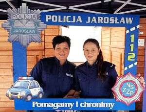 Dwie policjantki na stoisku profilaktycznym