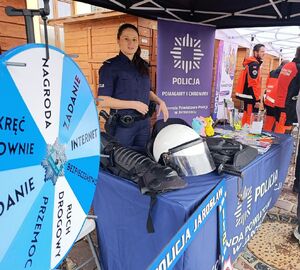 Policjantka na stoisku profilaktycznym