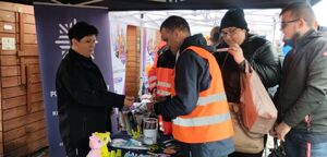 Osoby odwiedzające policyjne stoisko