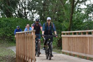 Rowerzyści przejeżdżają przez mostek