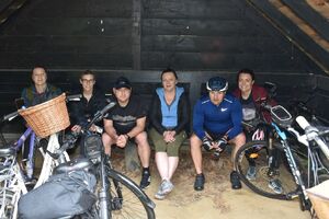 Kobiety i mężczyźni podczas odpoczynku we wiacie przystankowej