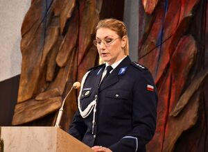 Policjantka czyta przy mównicy w kościele
