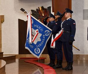 Policjanci ze sztandarem