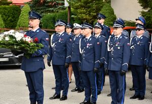 Policjanci podczas składania kwiatów przed pomnikiem