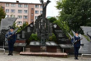 Pomnik przed którym stoją policjanci