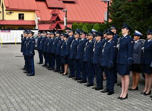 Policjanci przed pomnikiem