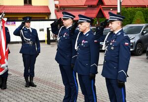 Policjanci oddają honory