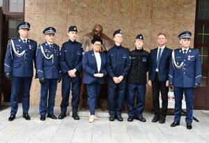 Policjanci z uczniami klasy mundurowej
