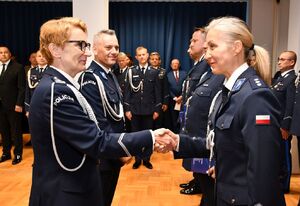 Pani Komendant gratuluje policjantce