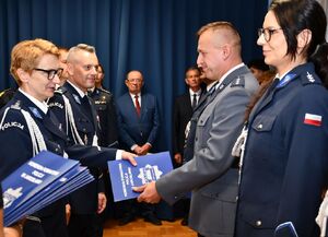 Pani Komendant wręcza akt mianowania policjantowi