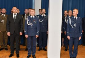 Starosta oraz policjanci podczas Święta Policji