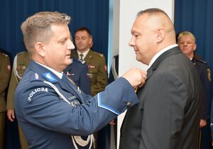 Policjant odznacza Starostę