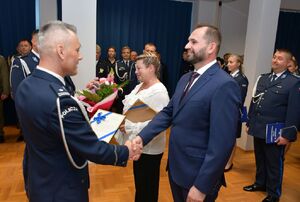 Komendant gratuluje pracownikom