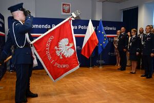 Poczet sztandarowy Policji podczas uroczystości