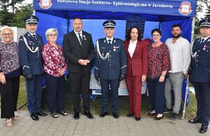Policjanci wraz ze starostą i przedstawicielkami Sanepidu na pikniku rodzinnym - zdjęcie grupowe