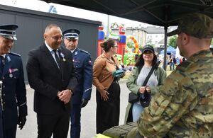 Starosta i policjanci podczas pikniku