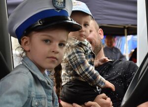 Dziewczynka w policyjnej czapce