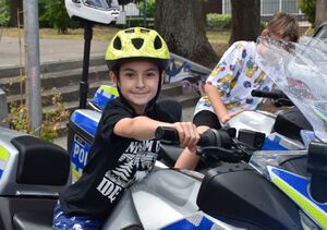Chłopiec na policyjnym motocyklu