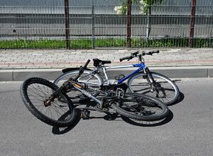 Dwa rowery leżą na jezdni