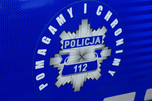 Napis pomagamy i chronimy z numerem alarmowym
