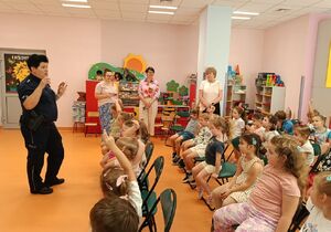 Policjantka podczas prelekcji z przedszkolakami