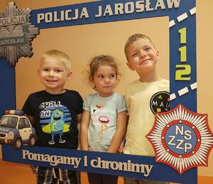 Dzieci w policyjnej ramce zdjęciowej