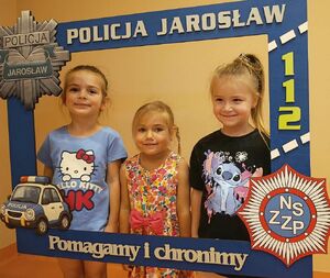 Dzieci w policyjnej ramce zdjęciowej