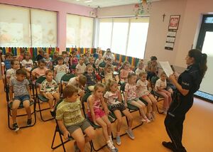 Policjantka podczas prelekcji z przedszkolakami