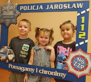 Dzieci w policyjnej ramce na zdjęcia