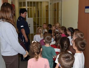 Policjantki z dziećmi w holu komendy