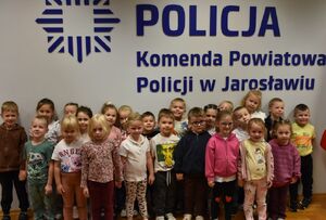 Dzieci - zdjęcie grupowe. W tle napis Policja Komenda Powiatowa Policji w Jarosławiu