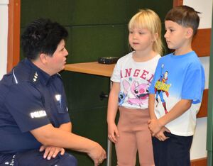 Policjantka rozmawia z dziećmi