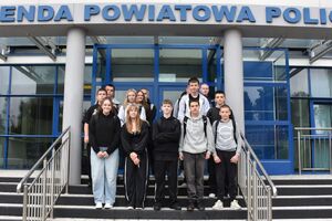 Zdjęcie grupowe młodzieży przed Komendą Powiatową Policji w Jarosławiu