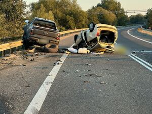 Miejsce wypadku drogowego. Na drodze znajdują się dwa uszkodzone samochody