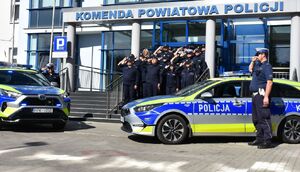 Policjanci oddają hołd przed budynkiem Komendy Powiatowej Policji w Jarosławiu.