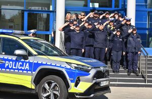 Policjanci oddaj hołd przed budynkiem Komendy Powiatowej Policji w Jarosławiu