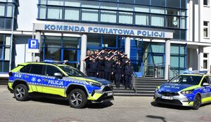 Policjanci oddają hołd przed jednostką Policji