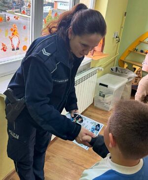 Policjantka z chłopcem w klasie