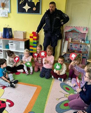 Policjant z dziećmi podczas spotkania