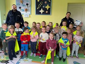 Zdjęcie grupowe policjanta i policjantki z dziećmi