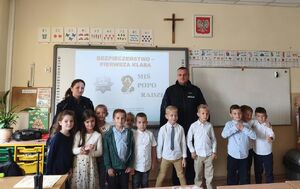 Zdjęcie grupowe dzieci z policjantami