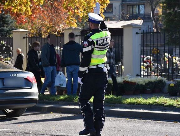 Policjant kieruje ruchem w rejonie cmentarza